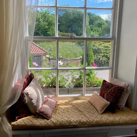 Groves Hall Garden Apartman *