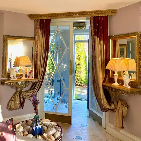 Daire Groves Hall Garden Whitby